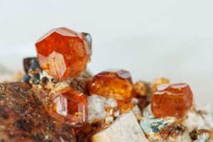 Espessartita: Uma Jóia de Beleza Radiante Espessartita