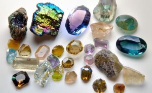 pedras preciosas multicoloridas