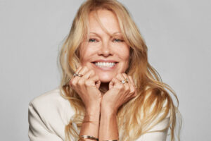 Pamela Anderson Brilha na Campanha "Brilho para Todos" da Pandora pamela