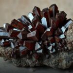 Descloizita: Um Mineral Rico em Zinco e Vanádio com Cores Intensas e Valor Colecionável