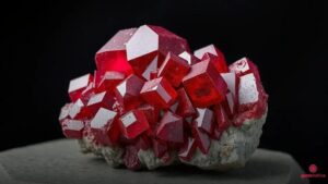 Cuprita: Um Importante Mineral de Cobre com Brilho Vermelho Intenso e Valor Científico Cuprita: Um Importante Mineral de Cobre com Brilho Vermelho Intenso e Valor Científico