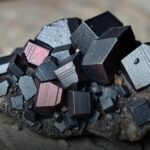 Delafossita: Um Mineral Metálico Raro com Propriedades Elétricas e Ópticas Notáveis
