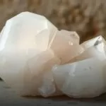 Calcita: Tipos, Cores, Propriedades e Curiosidades Sobre Esse Mineral Versátil